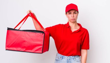 Sarışın, güzel bir kadın üzgün ve mızmızlanıyor. Mutsuz bir bakışı var ve ağlıyor. Pizza teslimatı kavramı