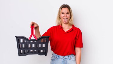 Sarışın, güzel bir kadın. İğrenmiş, rahatsız olmuş ve dilsiz hissediyor. Alışveriş sepeti konsepti