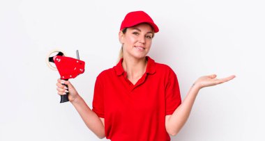 Sarışın, güzel kadın şaşkın, şaşkın ve şüpheci hissediyor. işçi konsepti