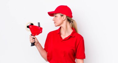 Profil bakışlı sarışın güzel kadın hayal mi kuruyor yoksa hayal mi kuruyor? işçi konsepti