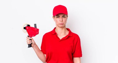 Sarışın, güzel bir kadın üzgün ve mızmızlanıyor. Mutsuz bir bakışı var ve ağlıyor. işçi konsepti