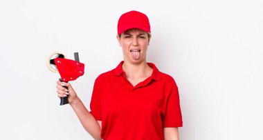 Sarışın, güzel bir kadın. İğrenmiş, rahatsız olmuş ve dilsiz hissediyor. işçi konsepti