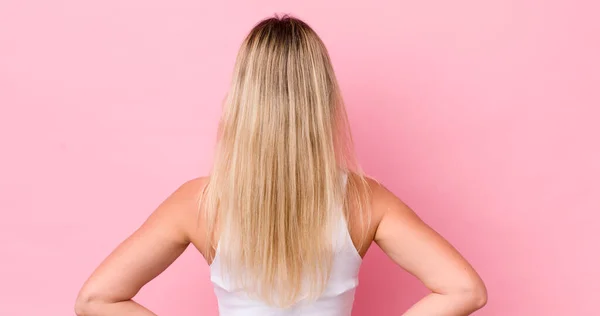 Mooie Blonde Vrouw Voelt Zich Verward Vol Twijfels Vragen Afvragen — Stockfoto