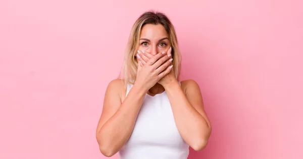 Pretty Blonde Woman Covering Mouth Hands Shocked Surprised Expression Keeping — Stock Photo, Image