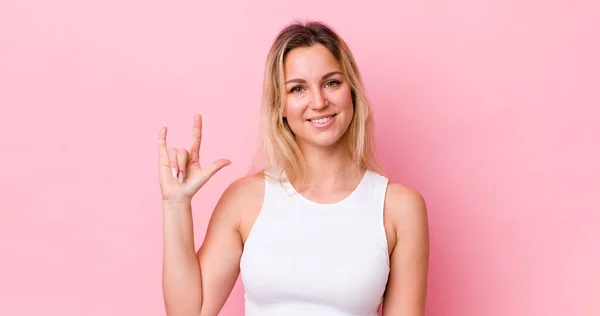 Pretty Blonde Woman Feeling Happy Fun Confident Positive Rebellious Making — Stock Photo, Image