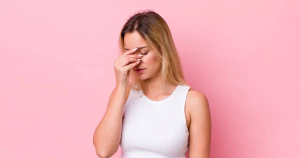 Mooie Blonde Vrouw Voelt Zich Gestrest Ongelukkig Gefrustreerd Raakt Het — Stockfoto