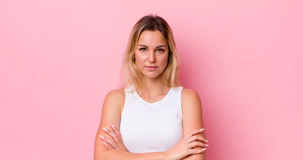 Mooie Blonde Vrouw Gevoel Ontevreden Teleurgesteld Kijken Serieus Geïrriteerd Boos — Stockfoto