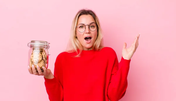 Blonde Pretty Woman Feeling Happy Surprised Realizing Solution Idea Cookies — Stockfoto