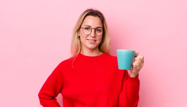 Bionda Bella Donna Sorridente Felicemente Con Una Mano Sul Fianco — Foto Stock