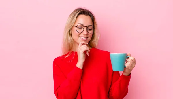 Bionda Bella Donna Sorridente Con Una Felice Espressione Fiduciosa Con — Foto Stock