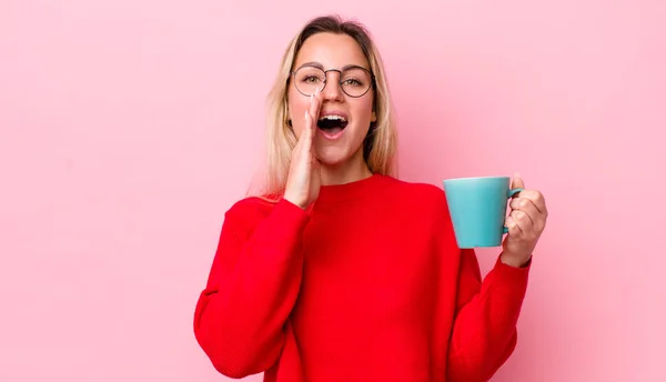 Bionda Bella Donna Sentirsi Felice Dando Grande Grido Con Mani — Foto Stock