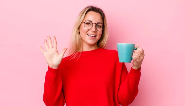 Bella Donna Bionda Sorridente Amichevole Mostrando Numero Cinque Concetto Tazza — Foto Stock