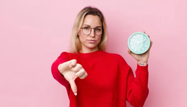 Bionda Bella Donna Sensazione Croce Mostrando Pollici Verso Basso Concetto — Foto Stock