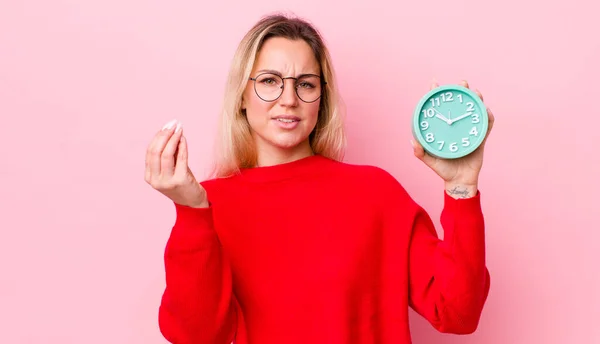 Blond Vacker Kvinna Gör Capice Eller Pengar Gest Säger Dig — Stockfoto