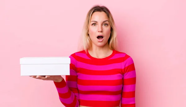 Rubia Bonita Mujer Mirando Muy Sorprendido Sorprendido Concepto Caja Blanca —  Fotos de Stock