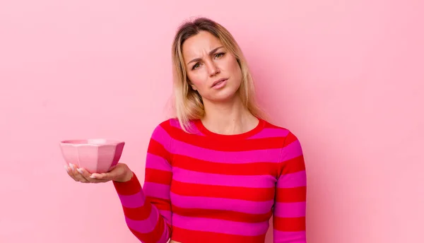 Blond Vacker Kvinna Känner Sig Förbryllad Och Förvirrad Tom Skål — Stockfoto