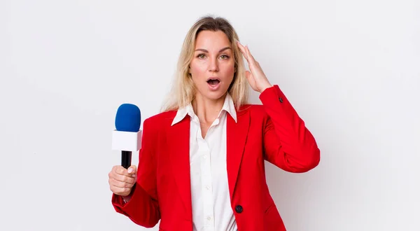 Blondynka Ładna Kobieta Wygląda Szczęśliwy Zdumiony Zaskoczony Preporter Koncepcja Mikrofonu — Zdjęcie stockowe