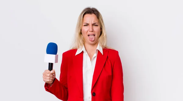 Blondynka Ładna Kobieta Czuje Obrzydzenie Irytację Język Zewnątrz Preporter Koncepcja — Zdjęcie stockowe