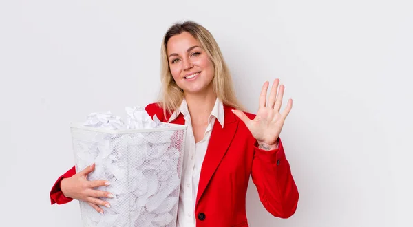 Bella Donna Bionda Sorridente Amichevole Mostrando Numero Cinque Palla Carta — Foto Stock