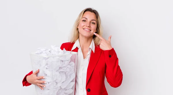 Blonde Pretty Woman Smiling Confidently Pointing Own Broad Smile Paper — Stock Photo, Image
