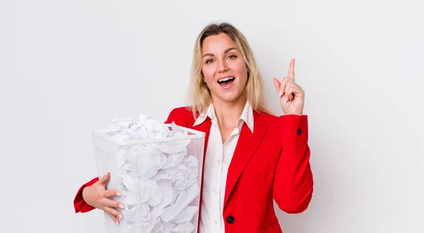 Blonde Pretty Woman Feeling Happy Excited Genius Realizing Idea Paper — Stock Photo, Image