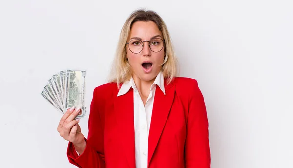 Blonde Mooie Vrouw Kijkt Erg Geschokt Verrast Concept Van Dollarbankbiljetten — Stockfoto