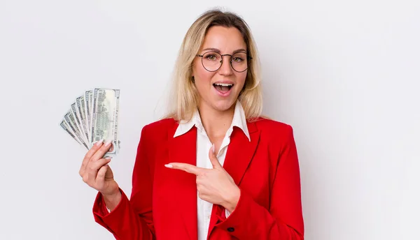 Rubia Bonita Mujer Mirando Emocionada Sorprendida Señalando Lado Concepto Billetes —  Fotos de Stock