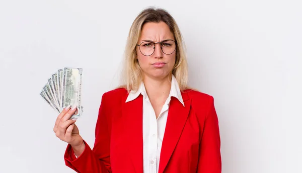 Blond Vacker Kvinna Känner Sig Ledsen Och Gnällig Med Ett — Stockfoto