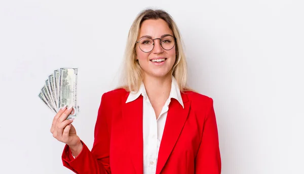 Blond Vacker Kvinna Ser Glad Och Positivt Överraskad Dollarsedelkoncept — Stockfoto