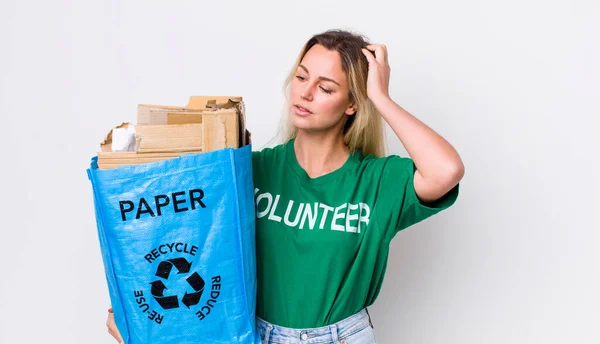 Blonde Hübsche Frau Glücklich Lächelnd Und Tagträumend Oder Zweifelnd Recycling — Stockfoto