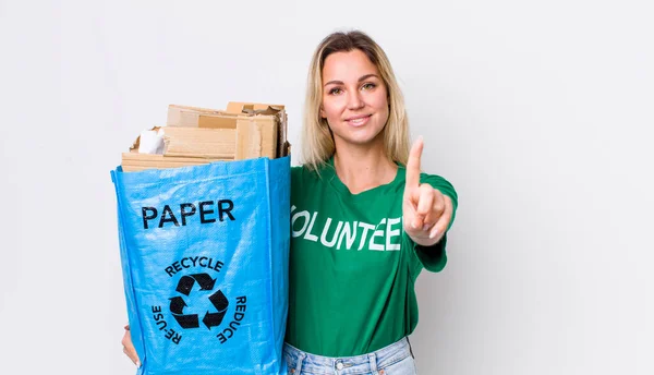 Blonde Hübsche Frau Die Stolz Und Selbstbewusst Auf Platz Eins — Stockfoto