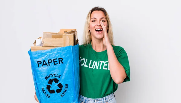 Blonde Mooie Vrouw Voelt Zich Gelukkig Het Geven Van Een — Stockfoto