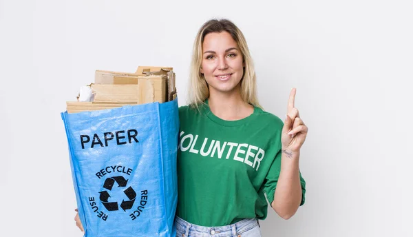 Blonde Pretty Woman Smiling Looking Friendly Showing Number One Recycle — Stockfoto