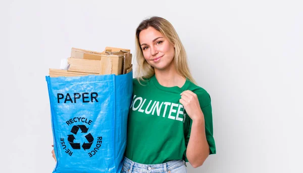 Blonde Hübsche Frau Die Arrogant Erfolgreich Positiv Und Stolz Wirkt — Stockfoto