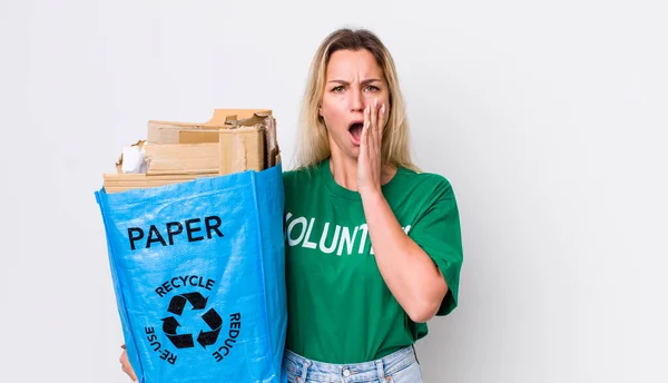 Blonde Hübsche Frau Die Schockiert Und Verängstigt Ist Recycling Konzept — Stockfoto