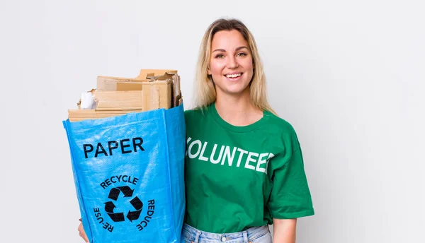 Blonde Hübsche Frau Die Glücklich Und Angenehm Überrascht Aussieht Recycling — Stockfoto