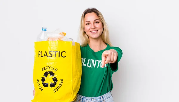 Blondynka Ładna Kobieta Wskazując Aparat Wybierając Ciebie Koncepcja Recyklingu — Zdjęcie stockowe