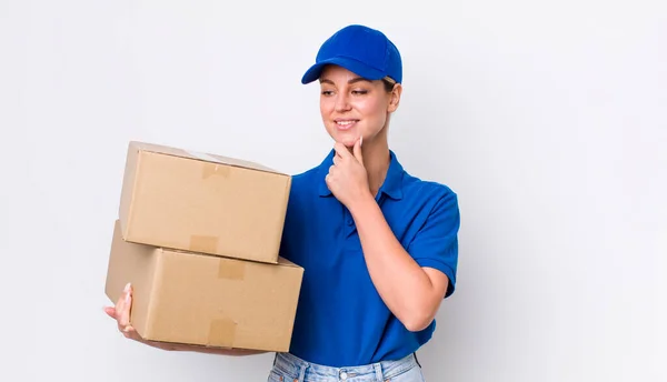 Rubia Bonita Mujer Sonriendo Con Una Expresión Feliz Segura Con — Foto de Stock