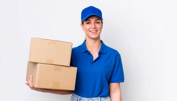 Rubia Bonita Mujer Buscando Feliz Gratamente Sorprendido Concepto Cajas Envío —  Fotos de Stock