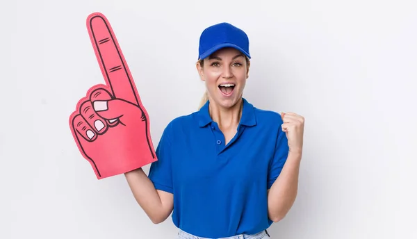 Blonde Mooie Vrouw Voelt Zich Geschokt Lachen Vieren Succes Nummer — Stockfoto