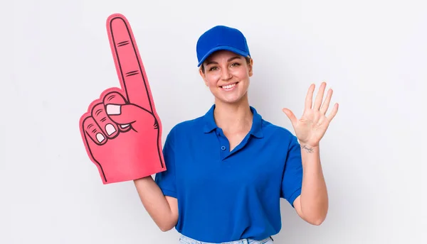 Blonde Mooie Vrouw Glimlachend Vriendelijk Tonen Nummer Vijf Nummer Één — Stockfoto