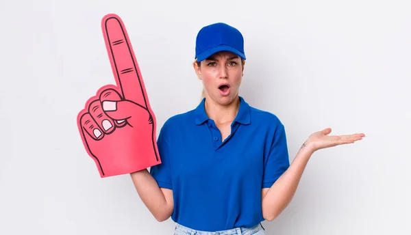 Blond Mooi Vrouw Kijken Verrast Geschokt Met Kaak Laten Vallen — Stockfoto