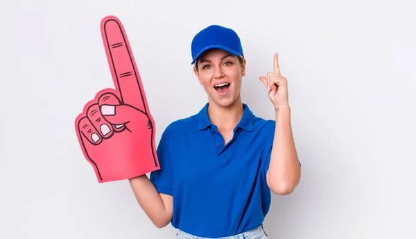 Blonde Mooie Vrouw Voelen Zich Als Een Gelukkig Opgewonden Genie — Stockfoto