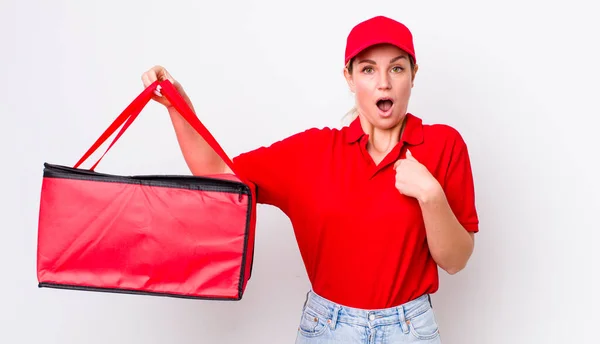 Blonde Mooie Vrouw Voelt Zich Gelukkig Wijzend Naar Zichzelf Met — Stockfoto