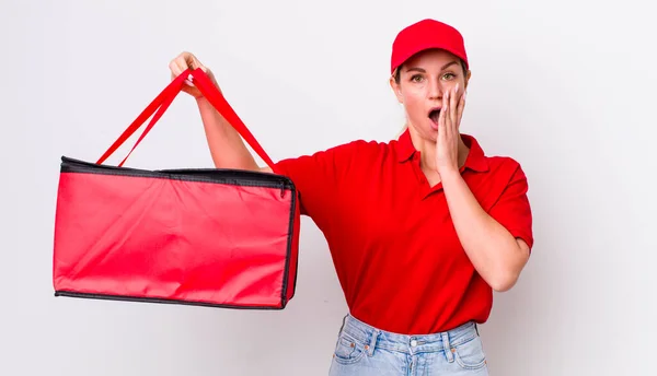 Blond Vacker Kvinna Känner Chockad Och Rädd Pizzaleverans — Stockfoto