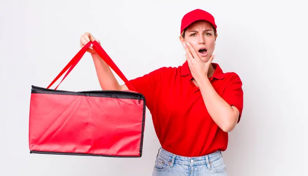 Bionda Bella Donna Con Bocca Gli Occhi Spalancati Mano Sul — Foto Stock