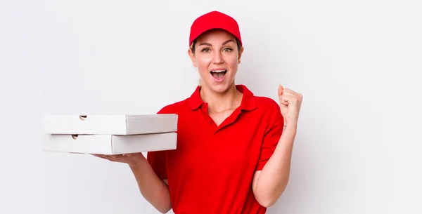 Blonde Mooie Vrouw Voelt Zich Geschokt Lachen Vieren Succes Pizzabezorging — Stockfoto