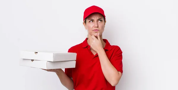 Blonde Mooie Vrouw Denken Gevoel Twijfelachtig Verward Pizzabezorging — Stockfoto