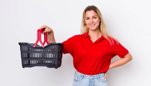 Bionda Bella Donna Sorridente Felicemente Con Una Mano Sul Fianco — Foto Stock