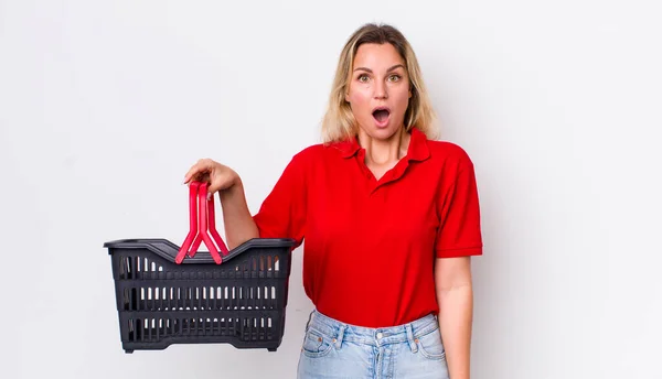 Blonde Mooie Vrouw Kijkt Erg Geschokt Verrast Winkelmandconcept — Stockfoto